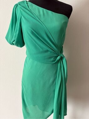 Vici One-Shoulder Emerald Green Tie-Waist Dress